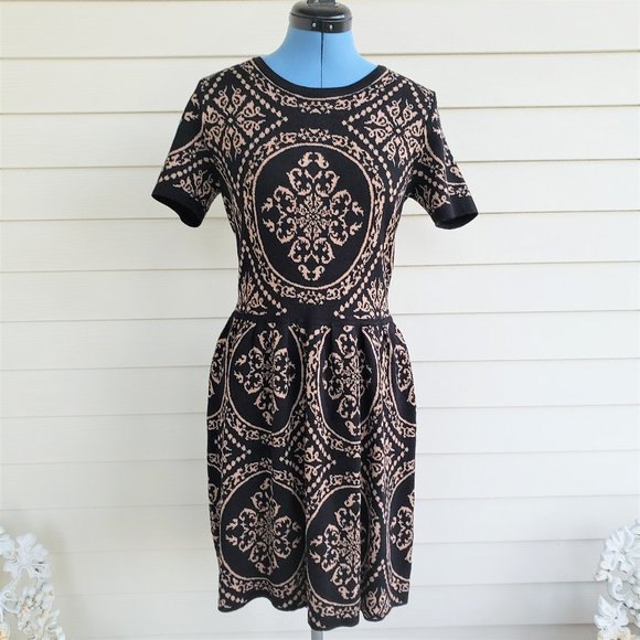 Romeo & Juliet Couture Dresses & Skirts - Romeo and Juliet Couture form fitting short sleeve sweater dress